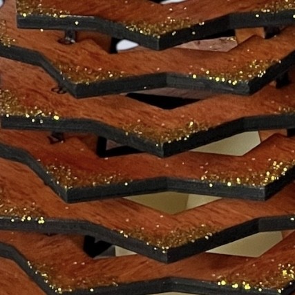 Zoom sur la sculpture bois du photophore détail sculpture bois photophore sapin