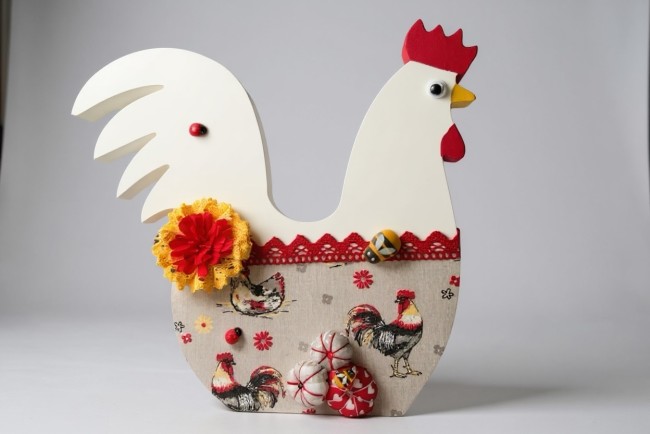 Coq en bois – Décoration de Pâques Style 2 Coq déco de Pâques Style 2 en bois, tissu floral et dentelle