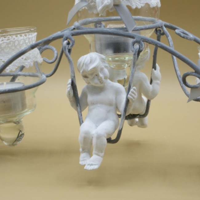 Détails raffinés du Photophore Anges Gris et Dentelle Détail de la dentelle et des anges en résine