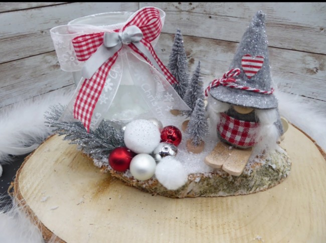 Détail du lutin rouge et gris sur skis