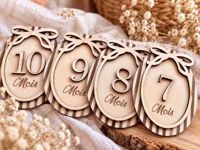 Plaques étapes mensuelles bébé en bois avec chiffres en relief et fond rayé
