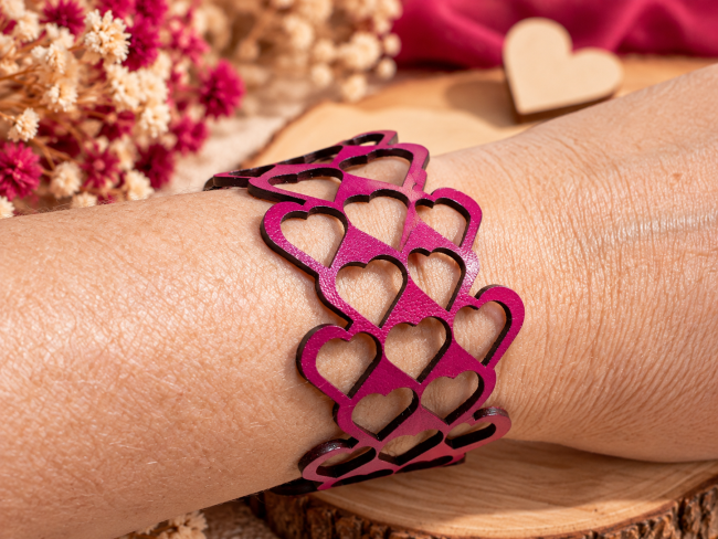 Bracelet cœur en cuir fuchsia porté – Fait main Bracelet manchette cuir fuchsia femme avec petits cœurs ajourés porté au poignet