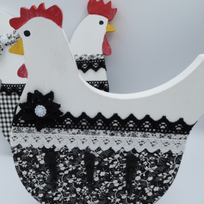 Crochets décoratifs du porte torchon L’Atelier du Val-Rousergue Détail des crochets en métal du porte torchon mural