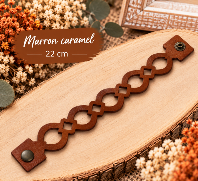 Bracelet artisanal en cuir marron caramel de 22 cm avec découpes géométriques ajourées