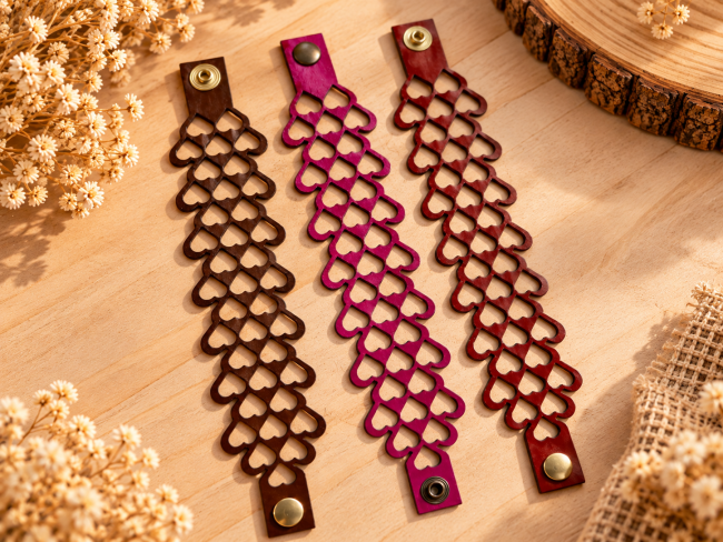Bracelets en cuir femme dentelle de cœurs – Création artisanale Bracelets manchette femme en cuir véritable motif cœurs ajourés, coloris fauve rouge et fuchsia