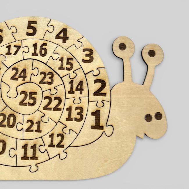 Vue droite du puzzle escargot – pièces numérotées visibles et finitions bois