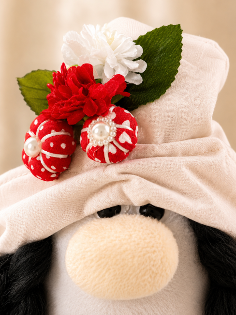 Détail bonnet fleuri gnome fait main décoration artisanale