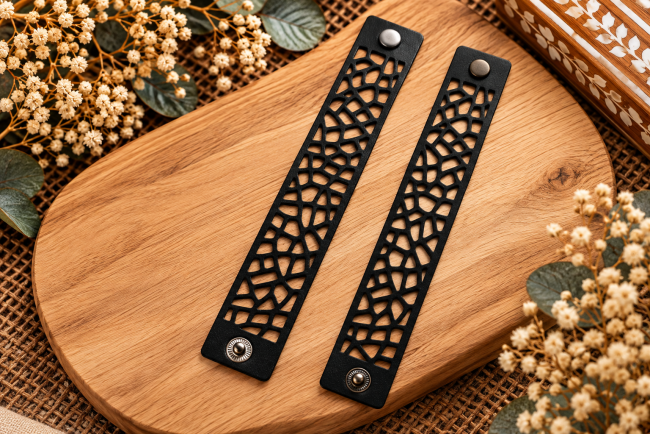 Deux bracelets manchette homme en cuir noir véritable, découpes géométriques irrégulières et motif mosaïque ajouré