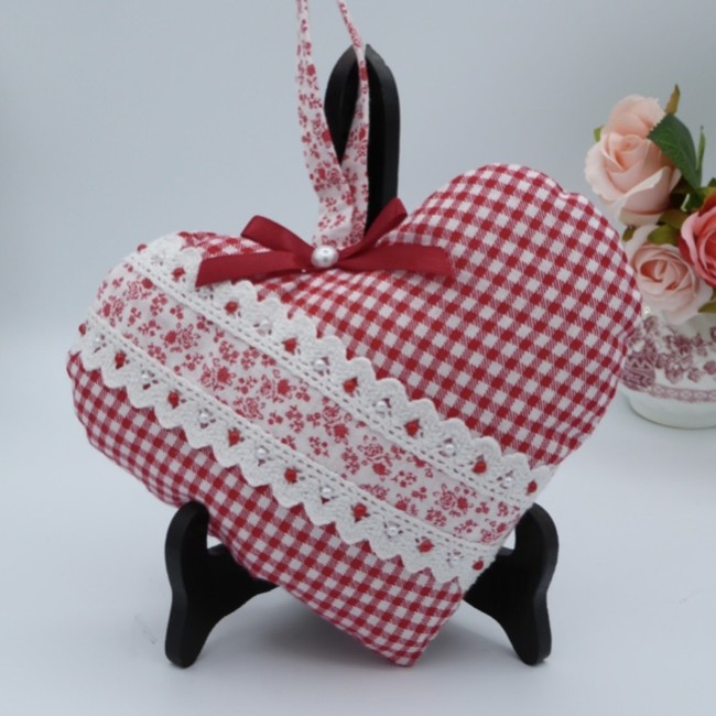 Cœur décoratif rouge et blanc 