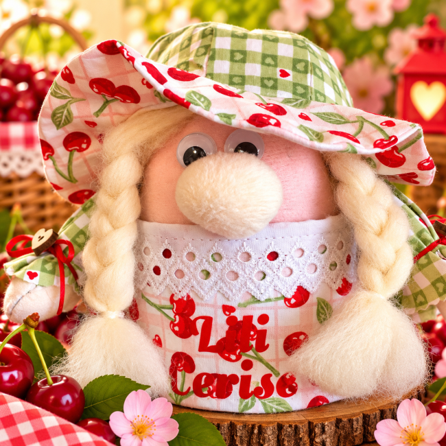 Détails de la gnomette artisanale Lili Cerise Détail de Lili Cerise avec tresses blondes, dentelle et tissu cerise