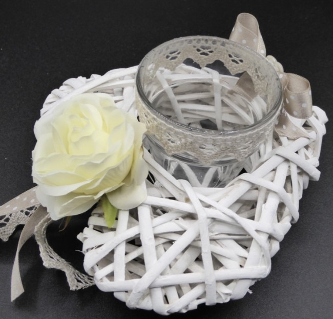 Vue rapprochée de la rose en soie et du photophore Détail du photophore avec rose crème et bougie chauffe-plat