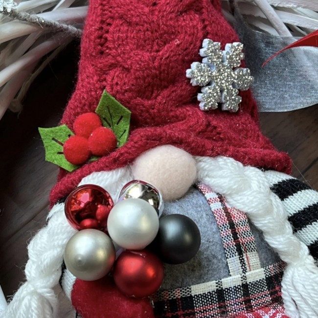 Gros plan sur le gnome rouge, blanc et argenté détails du gnome rouge et argenté