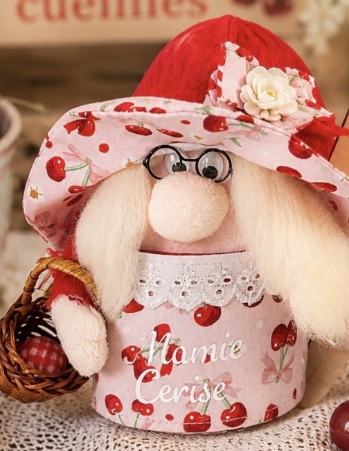 Détail du gnome Mamie Cerise fait main.