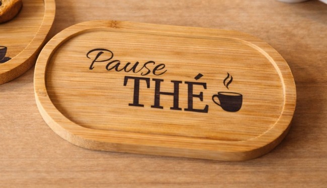 plateau en bambou gravé pause thé avec tasse décoration cuisine