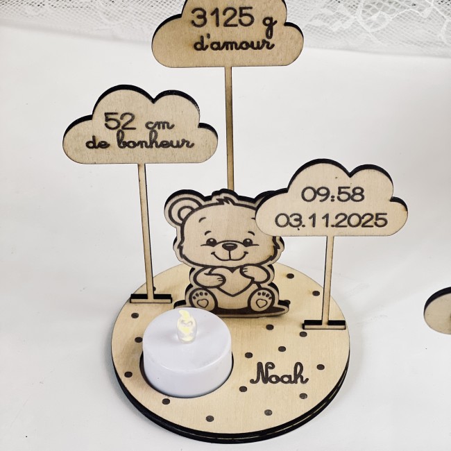 Détail gravure prénom et informations bébé sur cadeau naissance personnalisé en bois