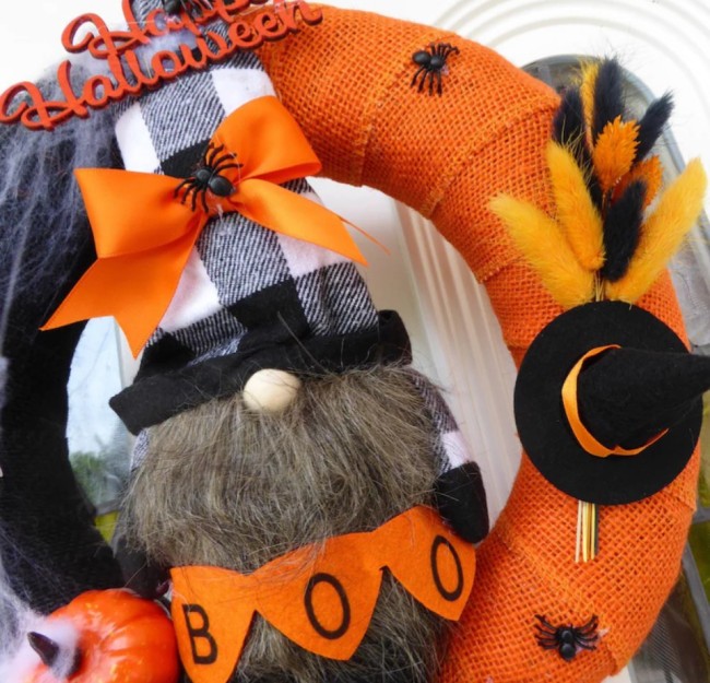 Détail du gnome au centre de la couronne Halloween Détail gnome central de la couronne Halloween StyleBOO Orange