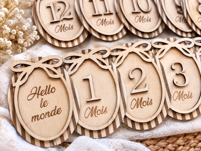Détails des cartes étapes bébé en bois avec petits nœuds et gravure laser