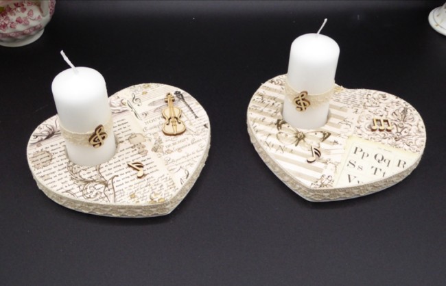 Duo de bougeoirs décoratifs thème musical Duo de bougeoirs “Musique” en bois patiné – L’Atelier du Val-Rousergue
