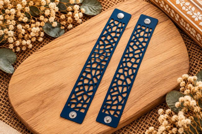 Deux bracelets manchette homme en cuir véritable bleu à motif mosaïque ajouré, longueurs 22 et 23 cm