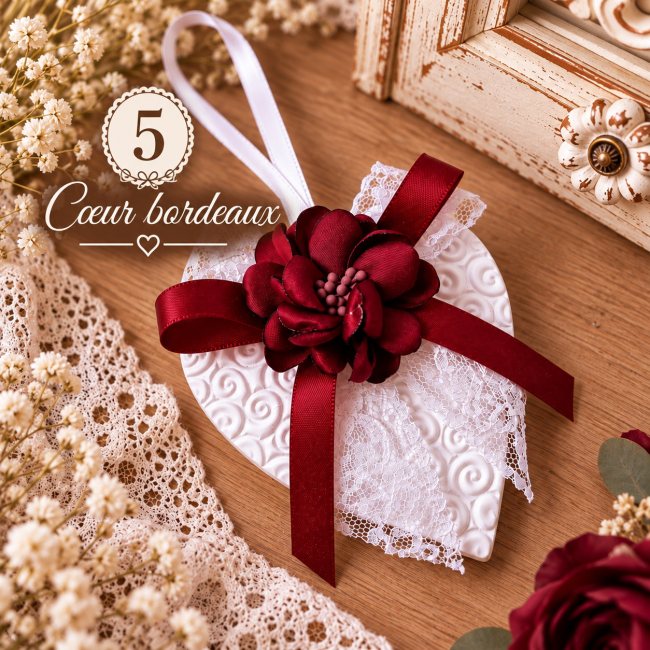 Cœur bordeaux n° 5 – Diffuseur artisanal en plâtre décoré Diffuseur de parfum cœur bordeaux n° 5 en plâtre blanc avec volutes en relief, dentelle blanche et fleur bordeaux