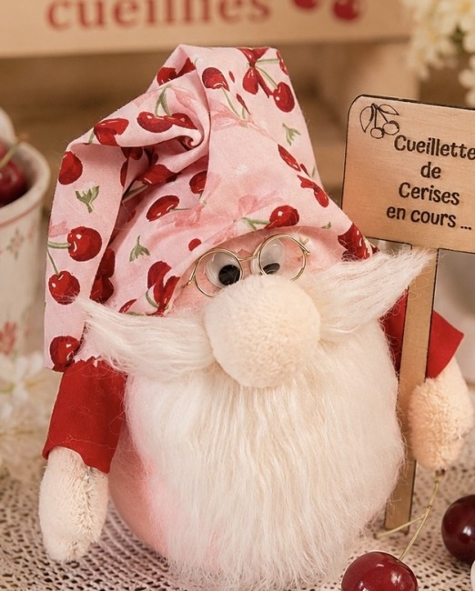 Détail du gnome Papi Cerise fait main.