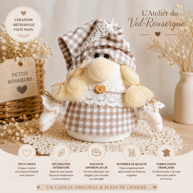 Gnome décoratif fait main au style campagne chic avec tissu vichy taupe, dentelle blanche et finitions artisanales.