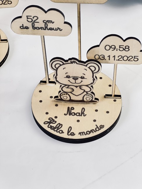 Détail gravure prénom et informations bébé sur cadeau naissance personnalisé en bois