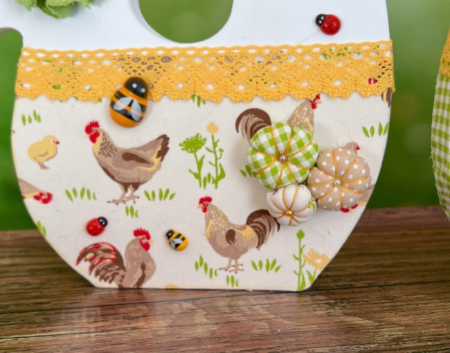 Détails couture et dentelle – Décoration artisanale Pâques Détails du tissu floral et de la dentelle sur la décoration de Pâques