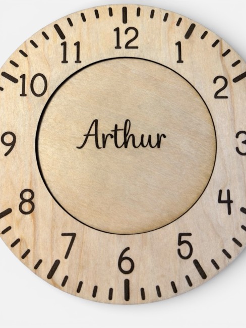 Détail gravure du prénom de l'enfant sur  horloge en bois