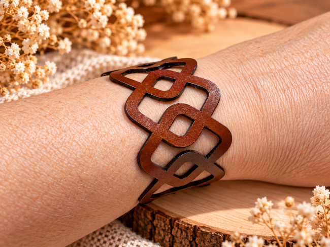 Bracelet cuir artisanal caramel – Porté au poignet Bracelet manchette caramel en cuir véritable porté au poignet avec entrelacs ajourés