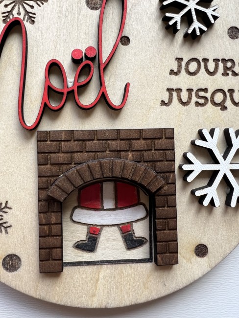 Père Noël dans la cheminée – compte à rebours magique Père Noël apparaissant dans la cheminée à J-4