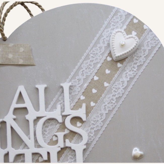 Détail du cœur mural en dentelle taupe détail dentelle cœur déco murale