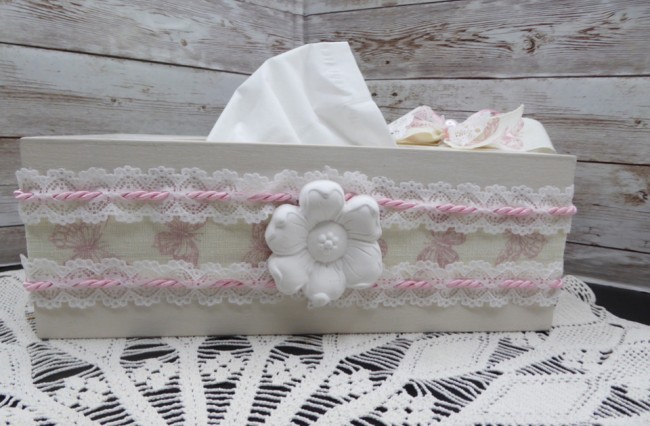 Détail boîte à mouchoirs Butterfly shabby chic