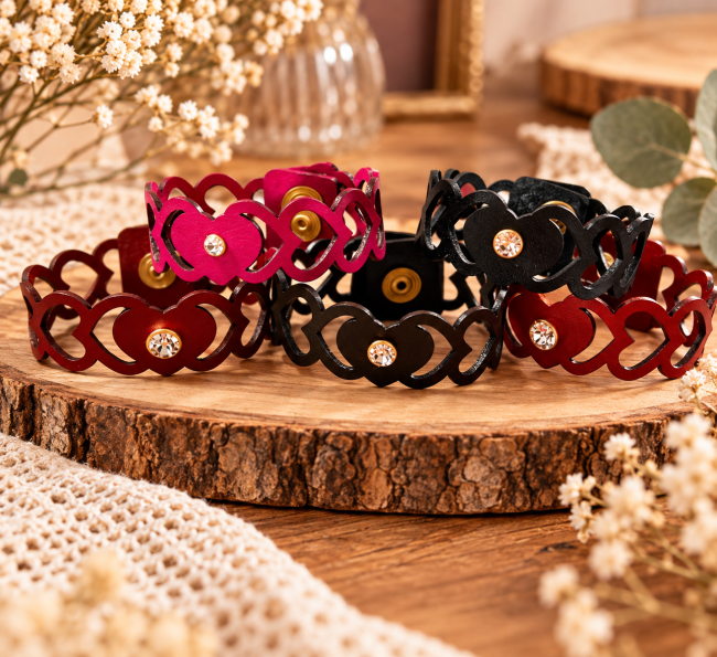 Bracelets cuir cœur artisanaux Bracelets femme en cuir à cœurs ajourés avec strass