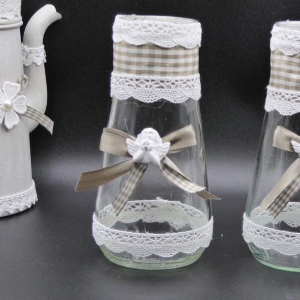 Décoration artisanale en dentelle et ruban vichy Détail du ruban vichy taupe et de la dentelle blanche sur le vase
