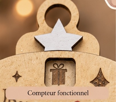 Calendrier compte à rebours Noël – Compteur mobile Gros plan du compteur mobile du calendrier de Noël en bois avec étoile blanche et symbole cadeau dans la fenêtre