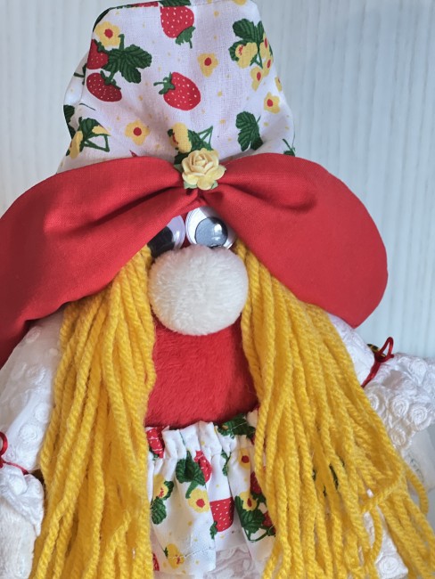 Gnome fraise fille décoration artisanale unique. Gnome fraise décoratif fait main avec longues tresses jaunes et chapeau rouge.