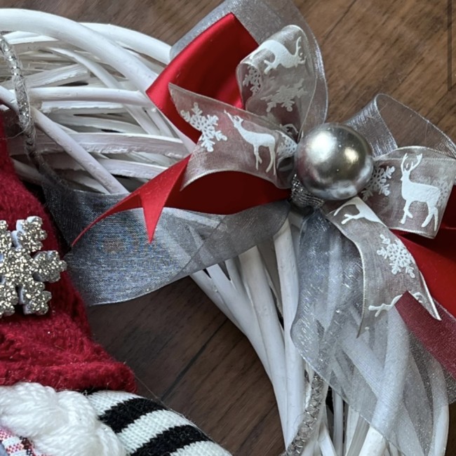 Gros plan sur les rubans festifs rouges, blancs et argentés détails des rubans rouges et argentés