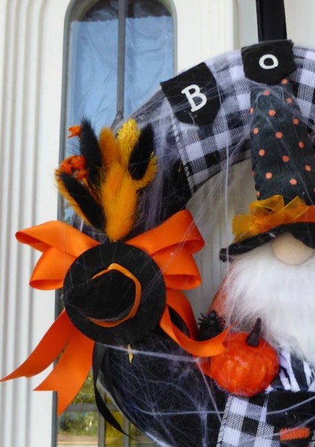 Détail du gnome central et des fleurs séchées Halloween