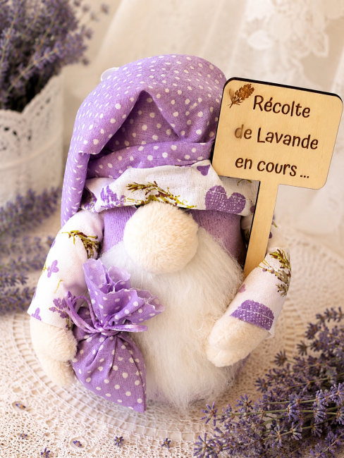 lutin-lavande-gnome-detail-panneau Lutin lavande fait main avec panneau Récolte de Lavande en cours