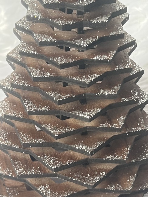 Zoom sur la sculpture bois du photophore détail sculpture bois photophore sapin