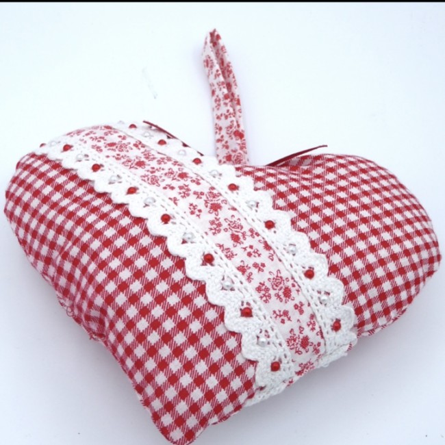 Détail du tissu vichy rouge et motif floral du cœur décoratif