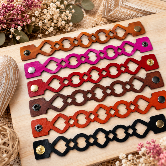 Collection de bracelets en cuir ajouré aux motifs géométriques, plusieurs couleurs, fabrication artisanale française