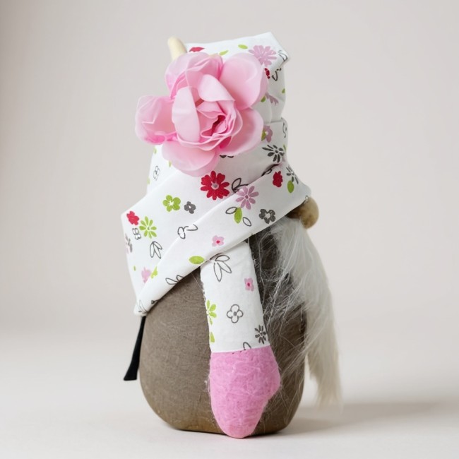 gnome de Pâques fait main bonnet fleuri rose et barbe blanche vue de profil