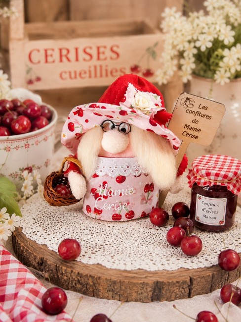 Gnome Mamie Cerise artisanal avec panier de cerises.
