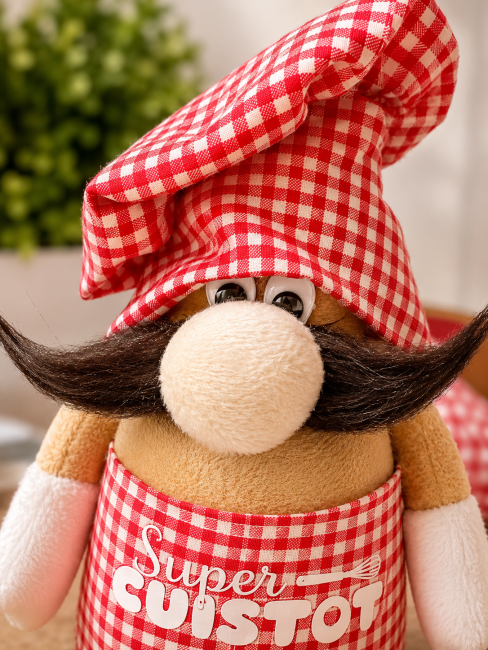 Portrait gros plan gnome cuisinier moustachu rouge et blanc