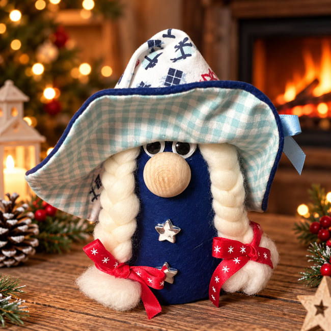 Lutine de Noël artisanale en feutrine bleue avec deux tresses blanches, bonnet imprimé et rubans rouges, réalisée à la main. Lutine de Noël artisanale bleu et rouge – Fait main