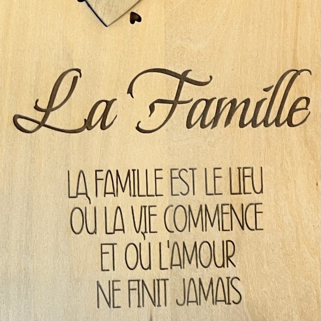 Message gravé : La famille est le lieu où la vie commence..