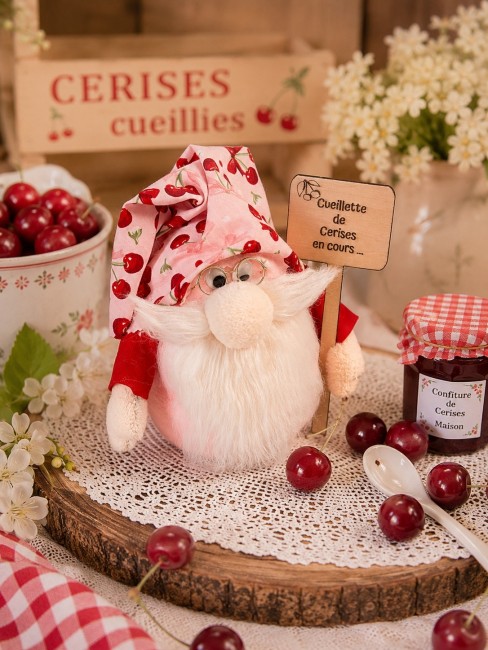 Gnome Papi Cerise artisanal avec pancarte de cueillette des cerises.