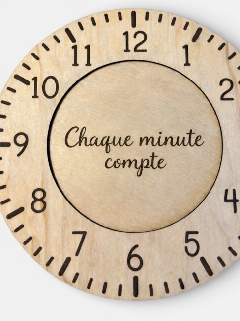 Détail gravure horloge en bois